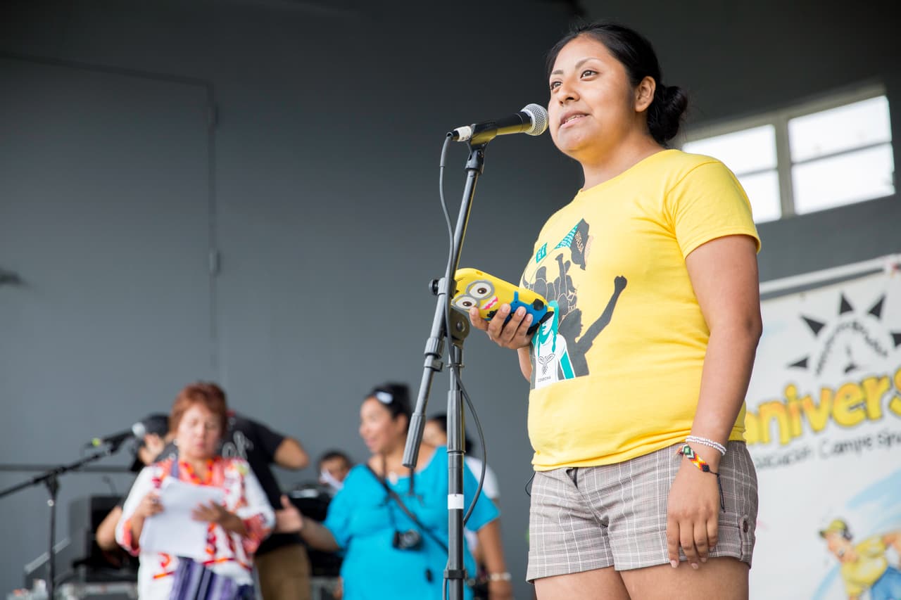 La marcha estaba convocada por varias organizaciones, entre ellas el Movimiento Cosecha. "No quieren nuestra presencia, pero ¿qué tal nuestra ausencia?", se preguntó en el escenario una de las organizadoras, Catalina Santiago, quien advirtió que habrá más jornadas sin inmigrantes como la de este lunes.