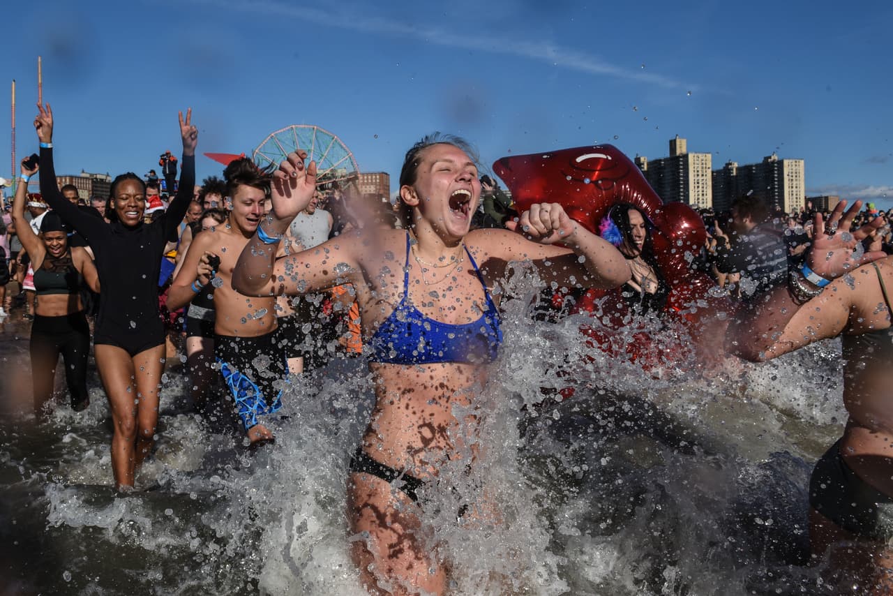 <b>Un baño helado en Nueva York.</b> Sin importarles la temperatura del agua, decenas de bañistas saltaron al océano Atlántico el 1 de enero de 2019 en Coney Island. Fue parte del evento anual del Coney Island Polar Bear Club, el club de baños invernales más antiguo de EEUU, fundado hace 115 años. 3 de enero de 2019.