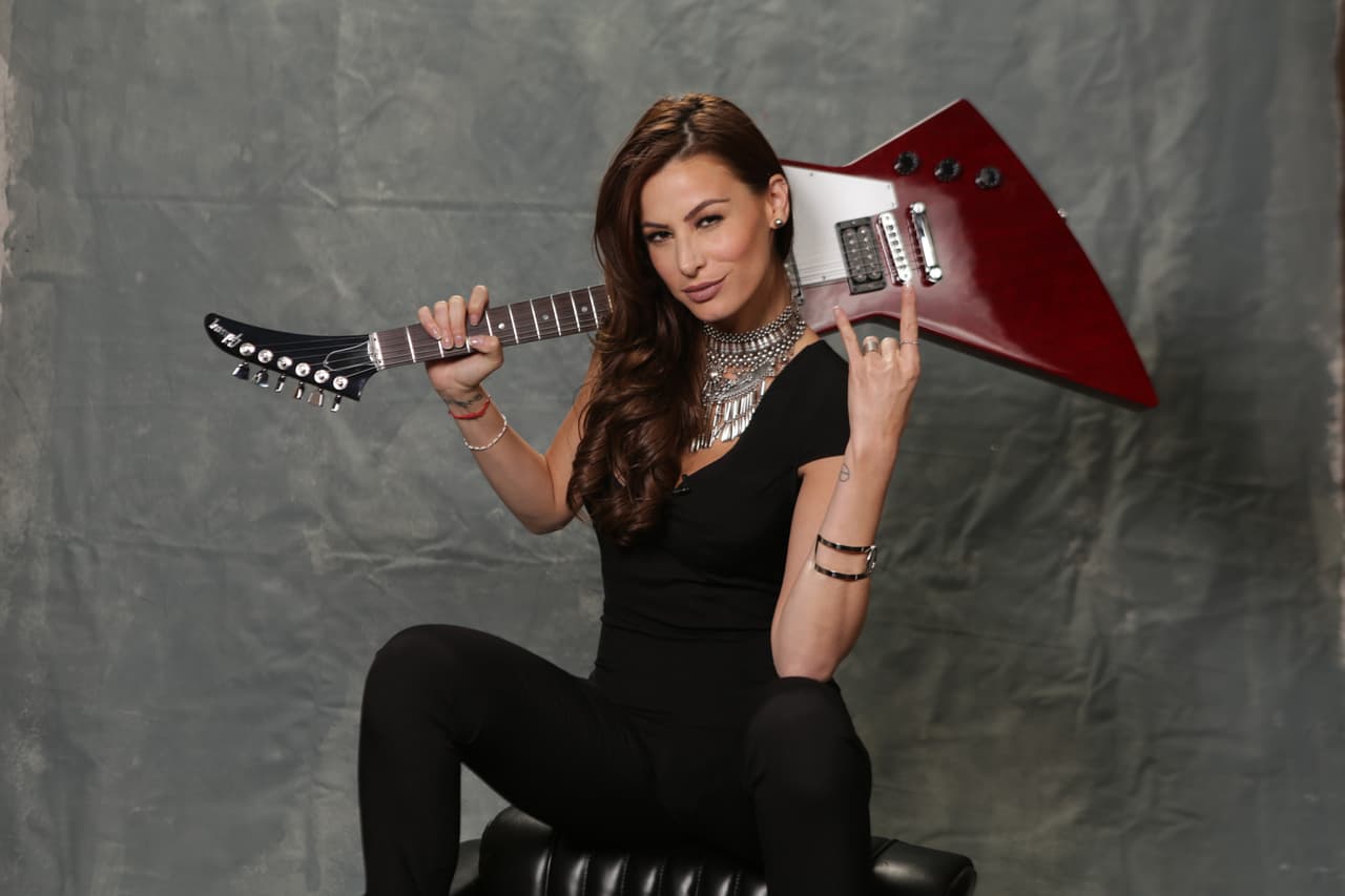 Nastassja Bolívar y Carolina Macallister encendieron el lounge de Latin GRAMMY. ¡Nuestras hosts están que arde!