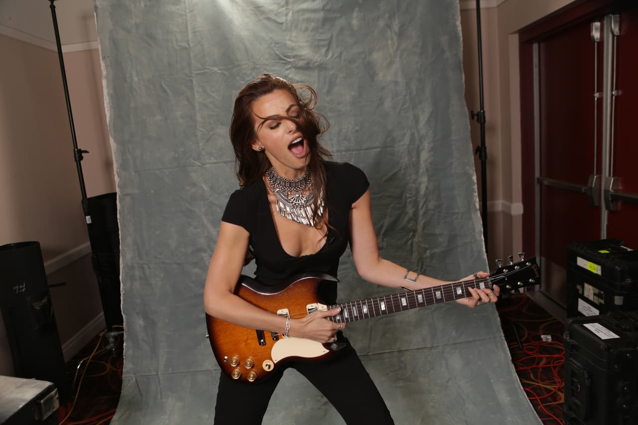 Nastassja Bolívar y Carolina Macallister encendieron el lounge de Latin GRAMMY. ¡Nuestras hosts están que arde!