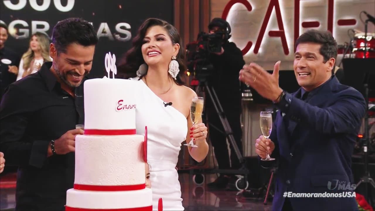 El pastel no podía faltar y el brindis tampoco.