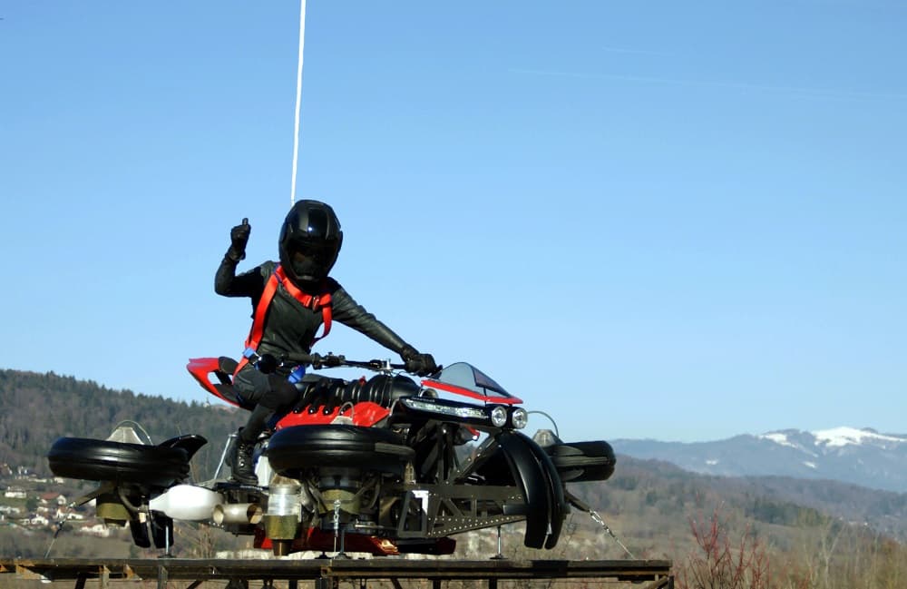 Para probar la 496 se utilizó un arnés de seguridad para Vanesa. Durante este test, la moto consiguió levantarse 3.2 pies (un metro) del suelo.
