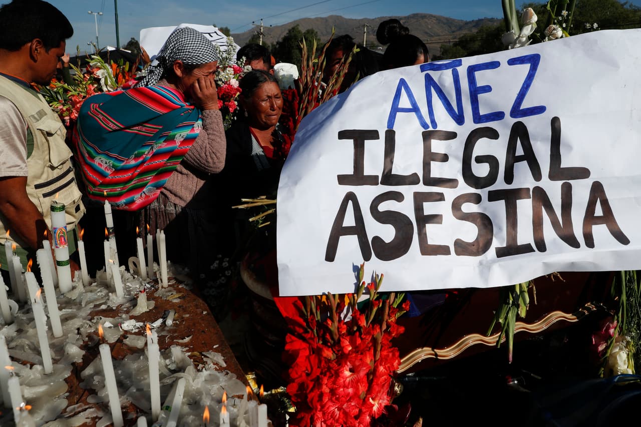 Este sábado, cientos de personas asistieron al funeral de los manifestantes muertos. En un cartel se podía leer: "Añez ilegal asesina".