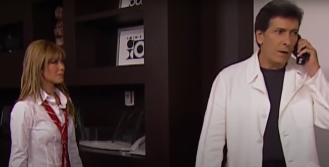 <b>Franco Colucci</b>
<br>El papá de Mía fue interpretado por Juan Ferrara en ‘Rebelde’ (2004-2006) y parecía ser un hombre muy estricto, sin embargo, sus acciones sólo eran para proteger a su hija, pues años atrás había perdido a esposa en un accidente.