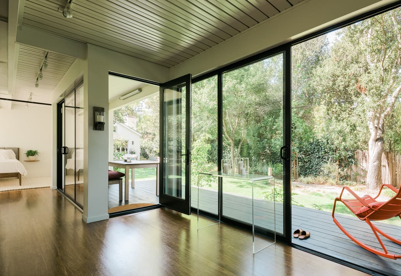 Otros 8 diseños de 4 firmas adicionales están a la espera de recibir aprobación. "El programa está abierto a todos los arquitectos, contratistas y otras empresas que puedan cumplir con los requisitos básicos del programa". Las empresas interesadas pueden obtener más información 
<a href="https://ladbs.org/adu/standard-plan-program" target="_blank">aquí</a>.