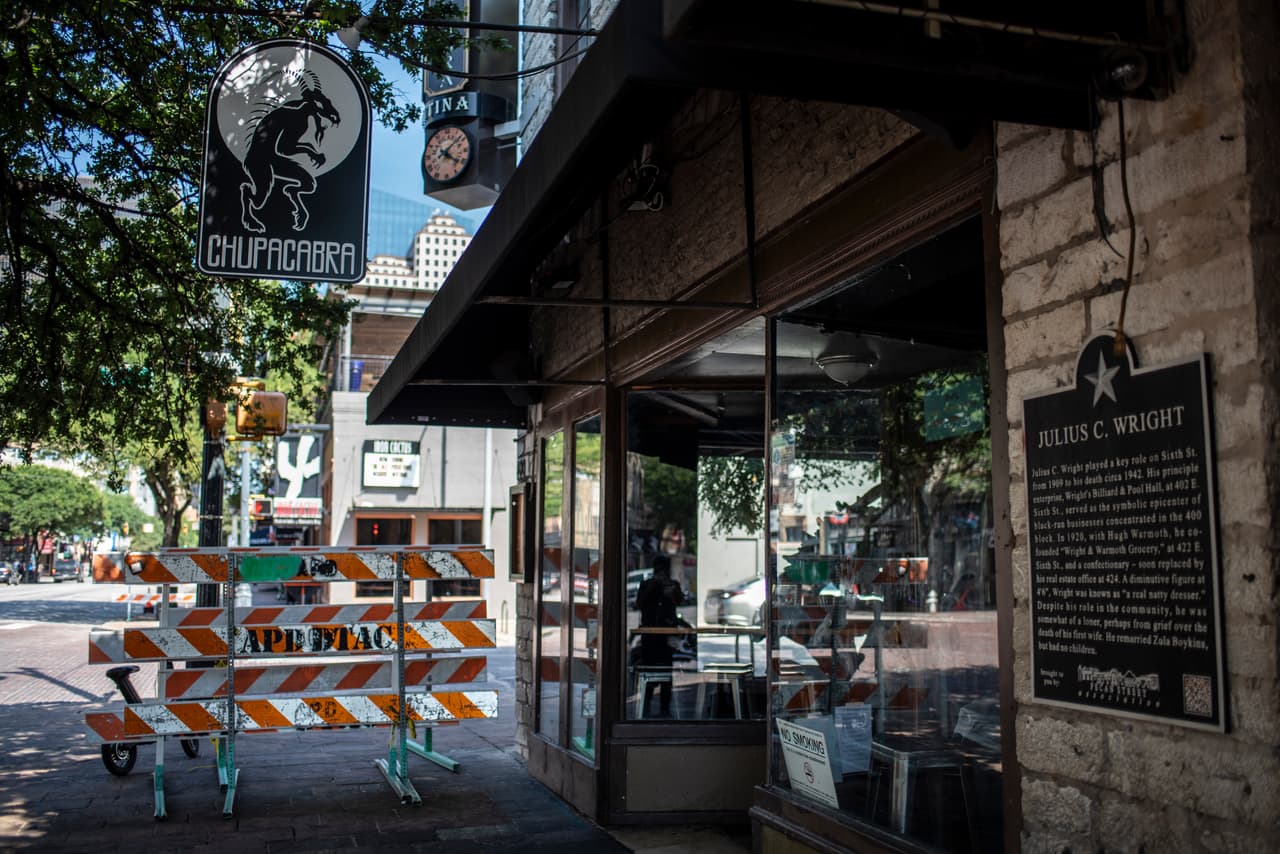 Después de que una persona abrió fuego la madrugada del sábado contra una multitud, 13 personas resultaron heridas, dos de gravedad, informaron las autoridades. El ataque ocurrió frente al restaurante mexicano Chupacabra.
<br>