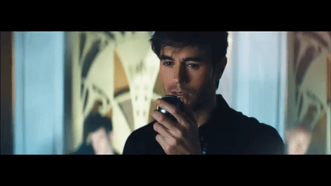 Si son demasiado serias, mejor que se alejen, porque este galán no les haría caso.