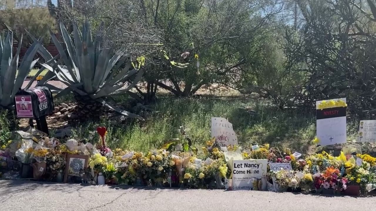 “Te extrañamos mucho, mamá”, hijos de Nancy Guthrie visitan altar afuera de su casa
