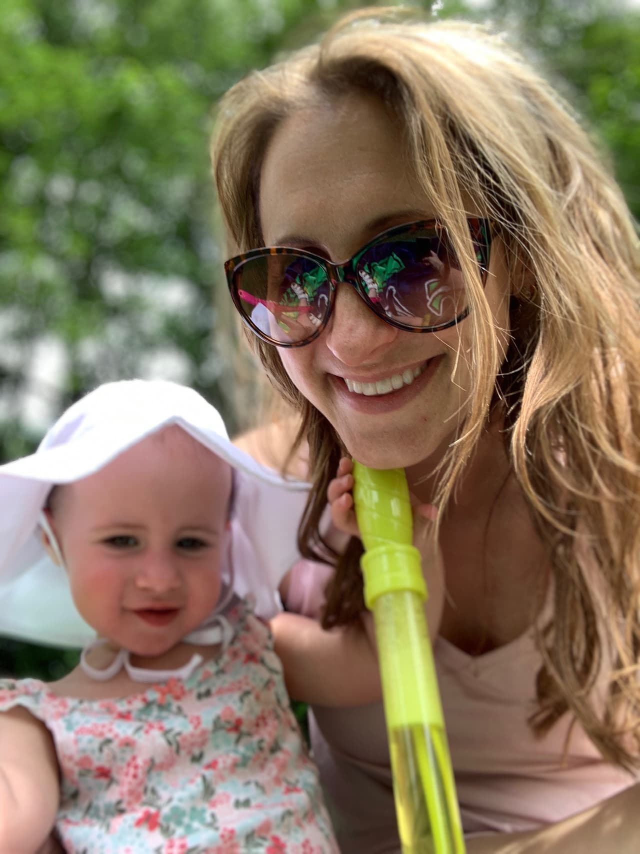 La pesadilla para esta familia de Indiana comenzó cuando el abuelo estaba a cargo de la pequeña Chloe en una zona de recreación infantil. Aparentemente, según el testimonio del abuelo, éste la acercó a una ventana, que parecía tener un vidrio, pero estaba abierta.
<br>