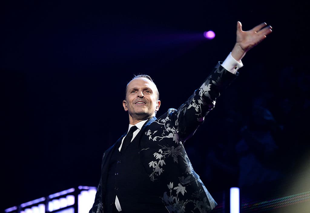 <b>Miguel Bosé:</b> En 1980 anunció que era bisexual pero no homosexual. Después confesó que sí, y luego que era trisexual. Lo cierto es que sus canciones son himno entre la comunidad LGBTQ+.