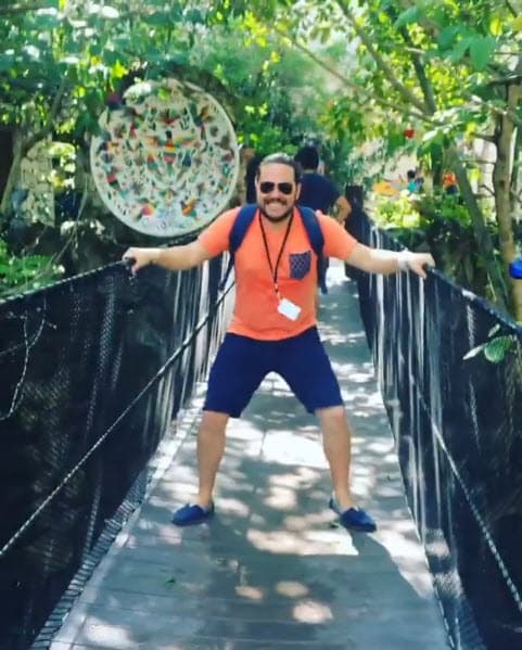 Actualmente sigue en contacto con el mundo del espectáculo, aunque ahora detrás de cámaras.