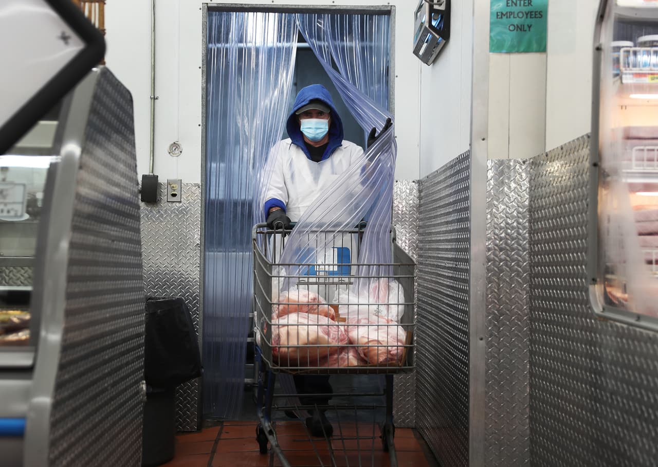 Los supermercados han visto un incremento en sus ventas por el cierre de los restaurantes, los cuales solo están abiertos para pedidos para llevar a domicilios o para recogerlos, y así evitar la propagación del coronavirus.