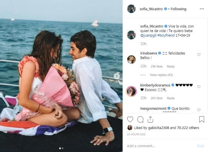 La 
<b>actriz de El Dragón</b> anunció, a través de Instagram, que estaba estrenando romance con Juan Pablo Gil el 17 de abril, días después de que fueron publicadas algunas imágenes donde aparecía abrazada y muy cariñosa con el actor durante un concierto en la Ciudad de México.
