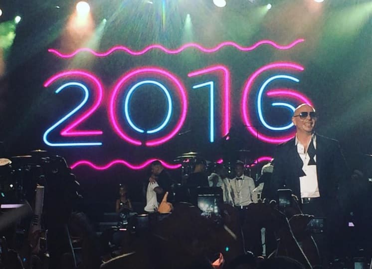 El cantante puso a bailar y a sudar a cientos de fans en las primeras horas del 2016.