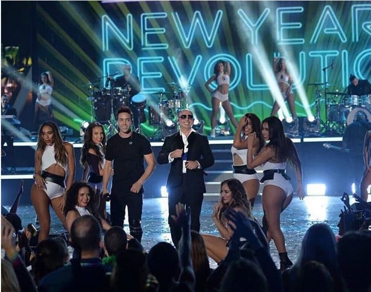 Pitbull y Prince Royce compartieron el escenario en el último día del 2015.