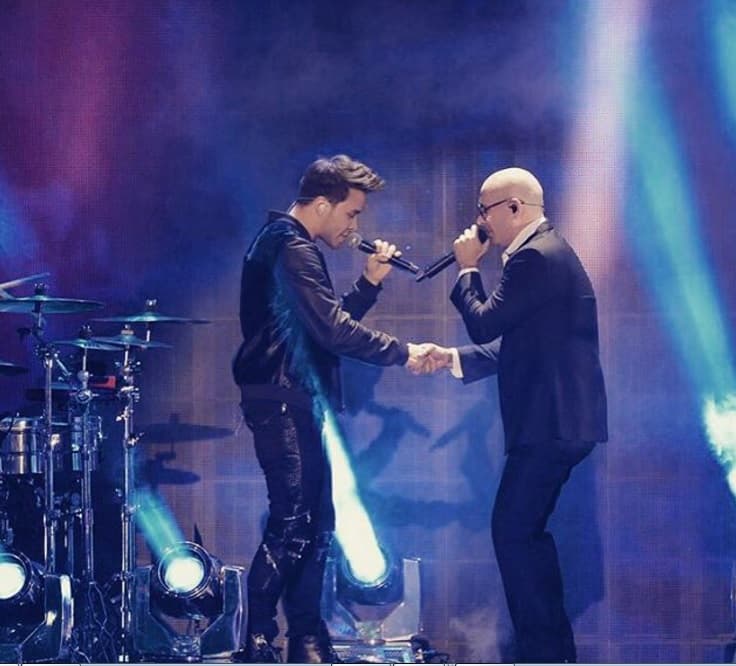 Prince Royce se unió a la celebración.