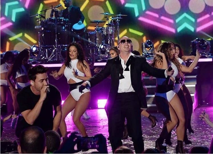 Este par de cantantes son grandes amigos y les encanta trabajar juntos.