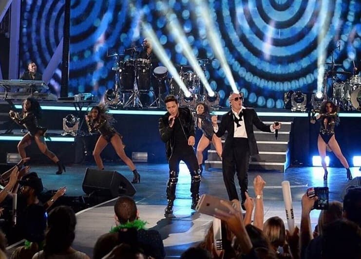 Así que la mejor manera de agradecer por un año lleno de éxitos fue cantando frente a su público.