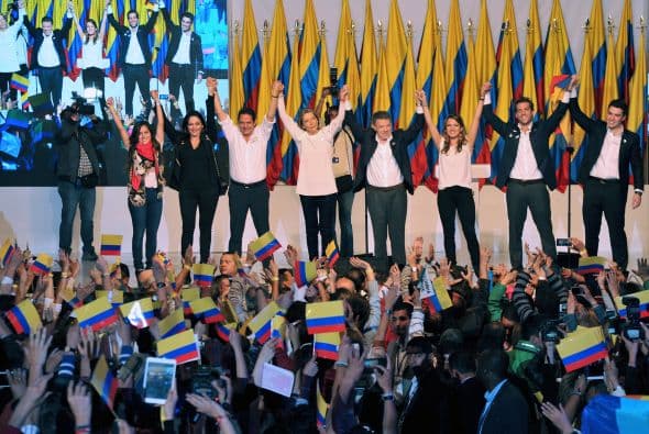 Canciones pacifistas, miles de insignias, centenares de manos con la palabra "paz" escrita en la palma