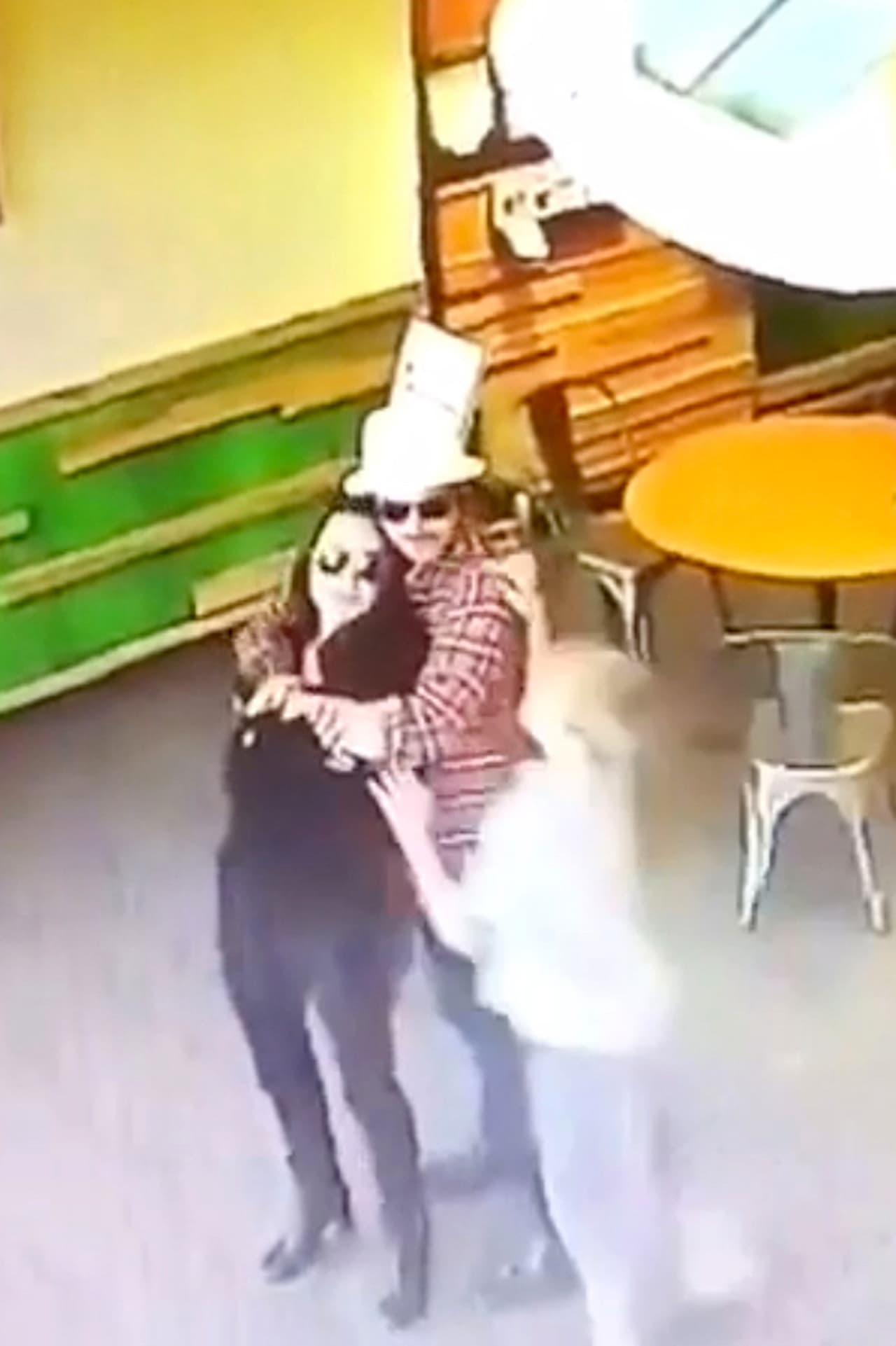 Shiloh se encontraba con ellos, compró un smoothie mientras sus papás se daban un largo abrazo.