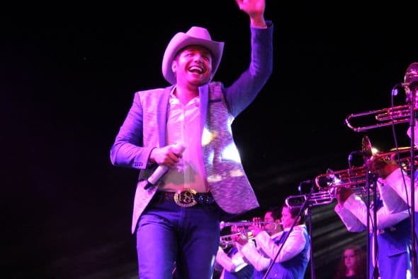 El Dasa revolucionó Phoenix con su voz y carisma, enloqueciendo a miles de fans que los esperaban ansiosas. El chulo causó furor con sus movimientos sexy y desafió seguridad para acercarse y bailar con sus consentidas.