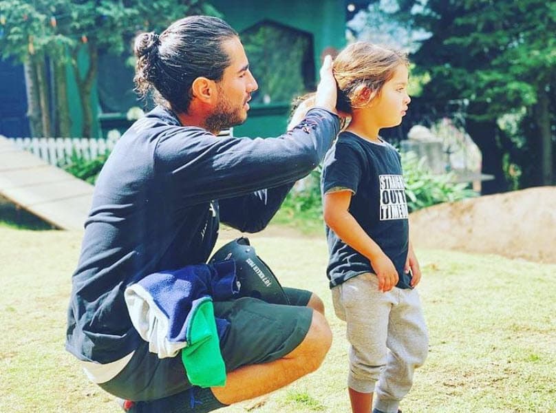 Agregó que su exesposo Josué Alvarado tiene el mismo 'look' de su hijo de 4 años: "Ha generado mucha polémica en redes su pelo largo porque las personas es: 'pelo largo, niñas', pero a mí me encanta porque aparte es como su papá, su papá también tiene el pelo largo". 
<br>