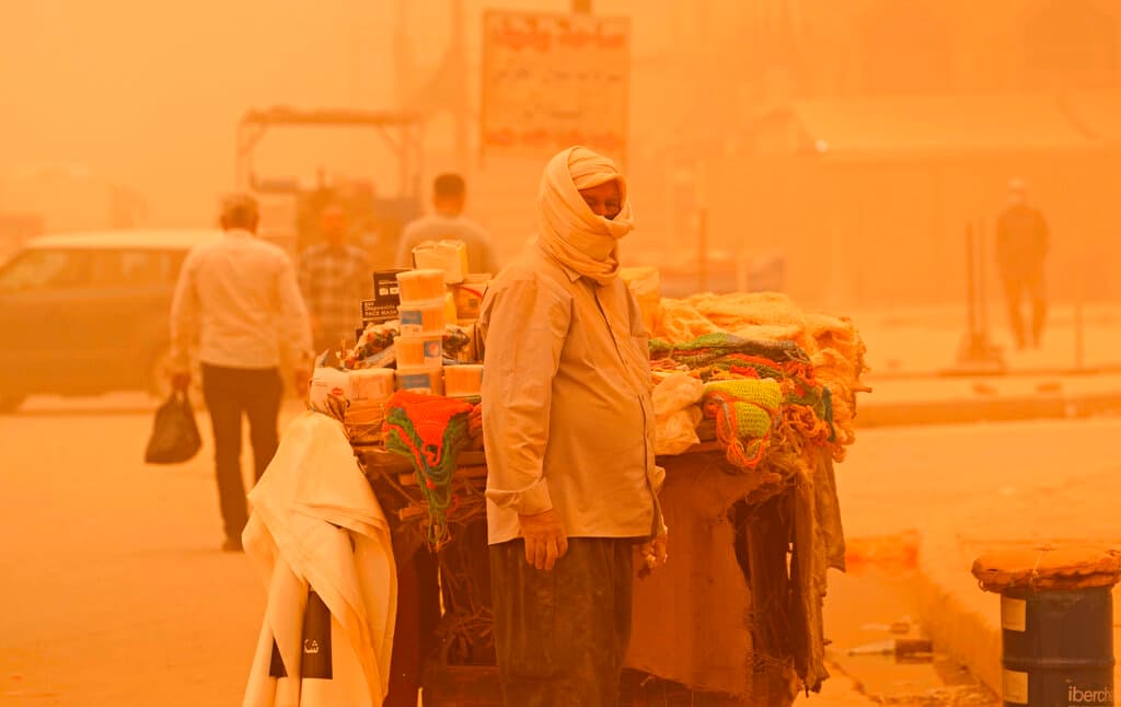 La tormenta de arena del lunes causó la muerte de dos personas en la vecina provincia oriental 
<b>siria </b>de Deir el-Zour, junto a la frontera con Irak, según la agencia oficial de noticias SANA. Cientos de personas fueron trasladadas a hospitales tras sufrir problemas respiratorios, 
<b>los muertos eran un padre y su hijo.</b>
<br>