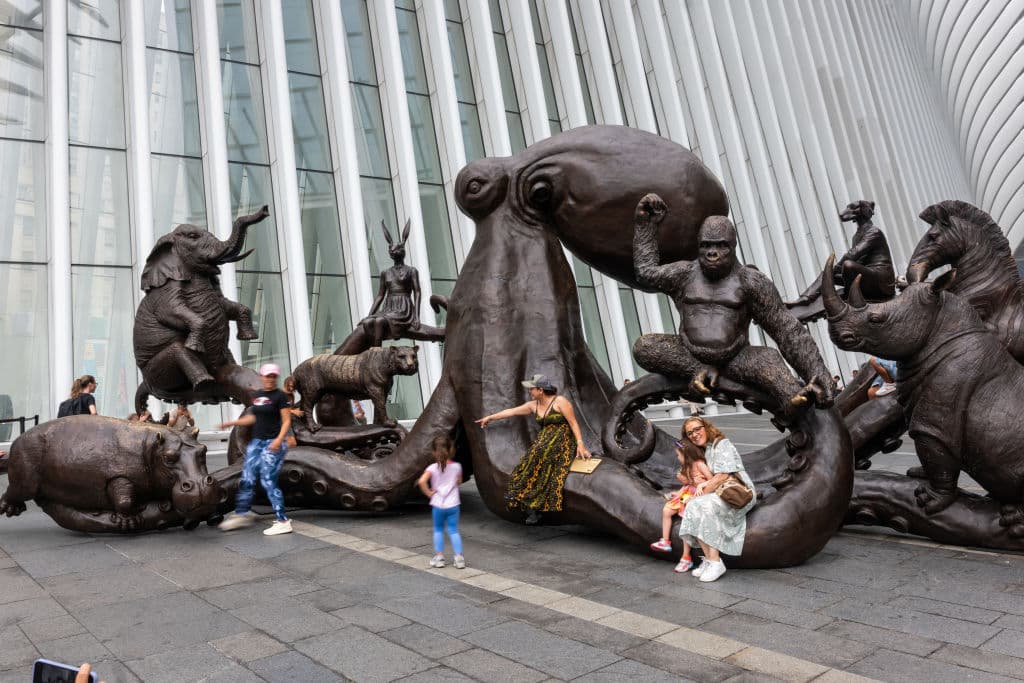 Uno de los tentáculos de la pieza está disponible para que las personas puedan sentarse y tomarse una foto que inmortalice la experiencia, entre animales exóticos.