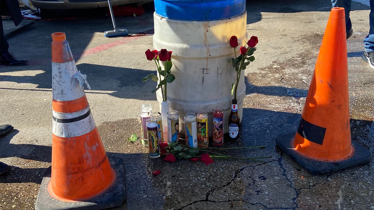 "Llegaron seis personas, seis huercos y lo emboscaron, pusieron una troca atrás y otra enfrente, entonces con una
<b>AK-47 se llevaron a mi hijo</b>, mi hijo corrió por su vida y se metió a una bodega", dijo José Luis Casillas, padre de Luis Manuel a
<i>Univision 45</i>.