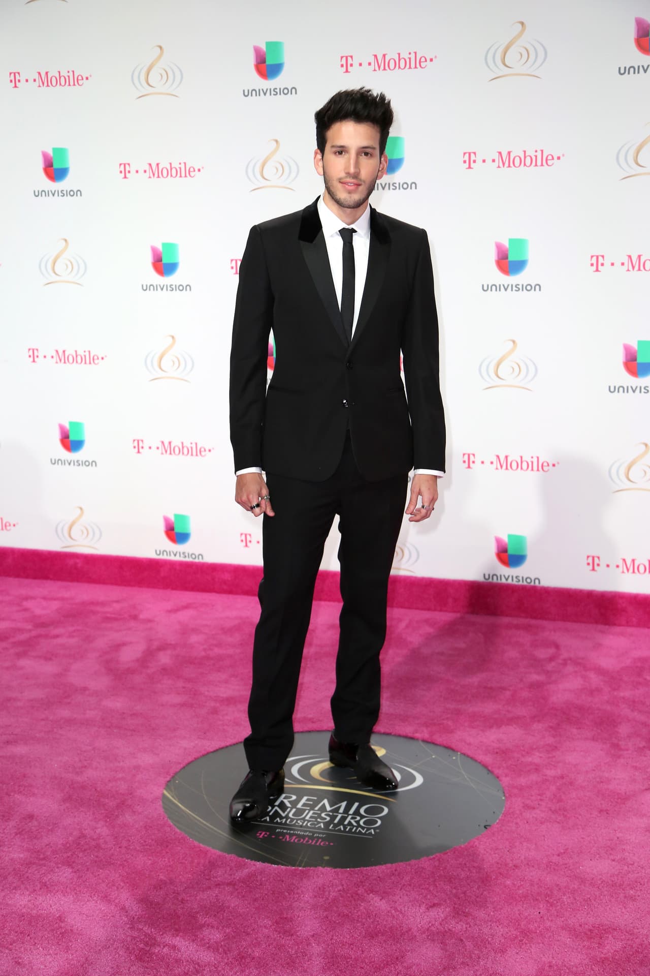 El cantante Sebastián Yatra pudo cantar su éxito 'Traicionera' en la entrega de Premio Lo Nuestro 2017.