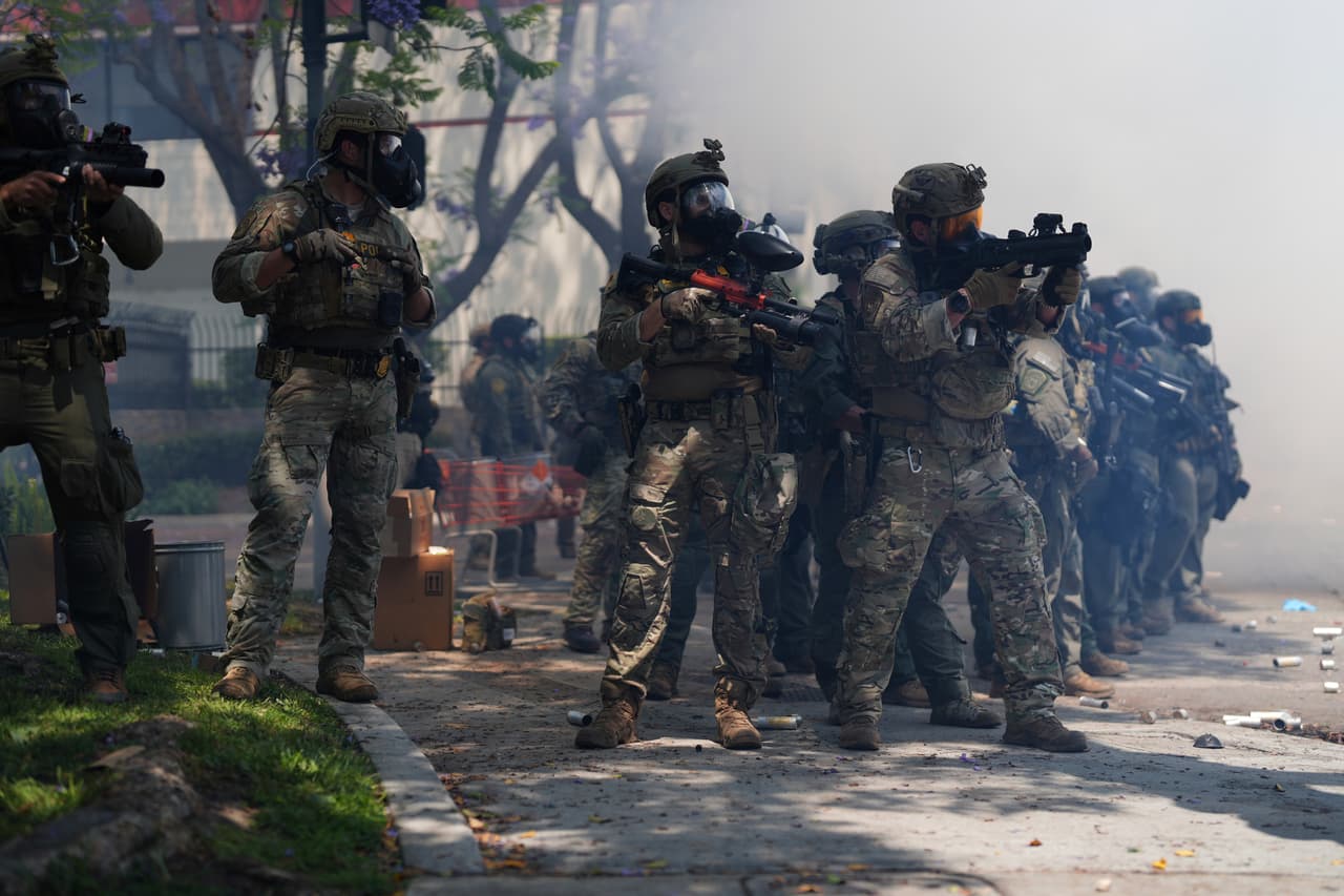 Alcaldesa de Los Ángeles,
<b>Karen Bass</b>, condenó las detenciones calificándolas como un intento de “sembrar terror” en la segunda ciudad más grande del país.
<br>
<br>Por su parte,
<b>Angelica Salas</b>, directora de CHIRLA, denunció que estas acciones “están aterrorizando a nuestras familias y comunidades trabajadoras”.
<br>
<br>(AP Photo/Eric Thayer)