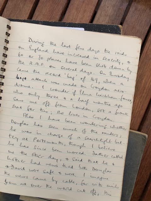 Una página del diario de mi padre en agosto de 1940 durante la batalla aerea, conocido como la 'Batalla de Gran Bretaña'. "Durante los últimos días las incursiones en Inglaterra han aumentado en severidad y la RAF ha derribado 60 o 70 aviones en varios días", escribe, antes de preguntarse por su hermano Douglas, que estaba a cargo de una unidad de focos de luz que protegía al ciudad portuaria de Portsmouth.