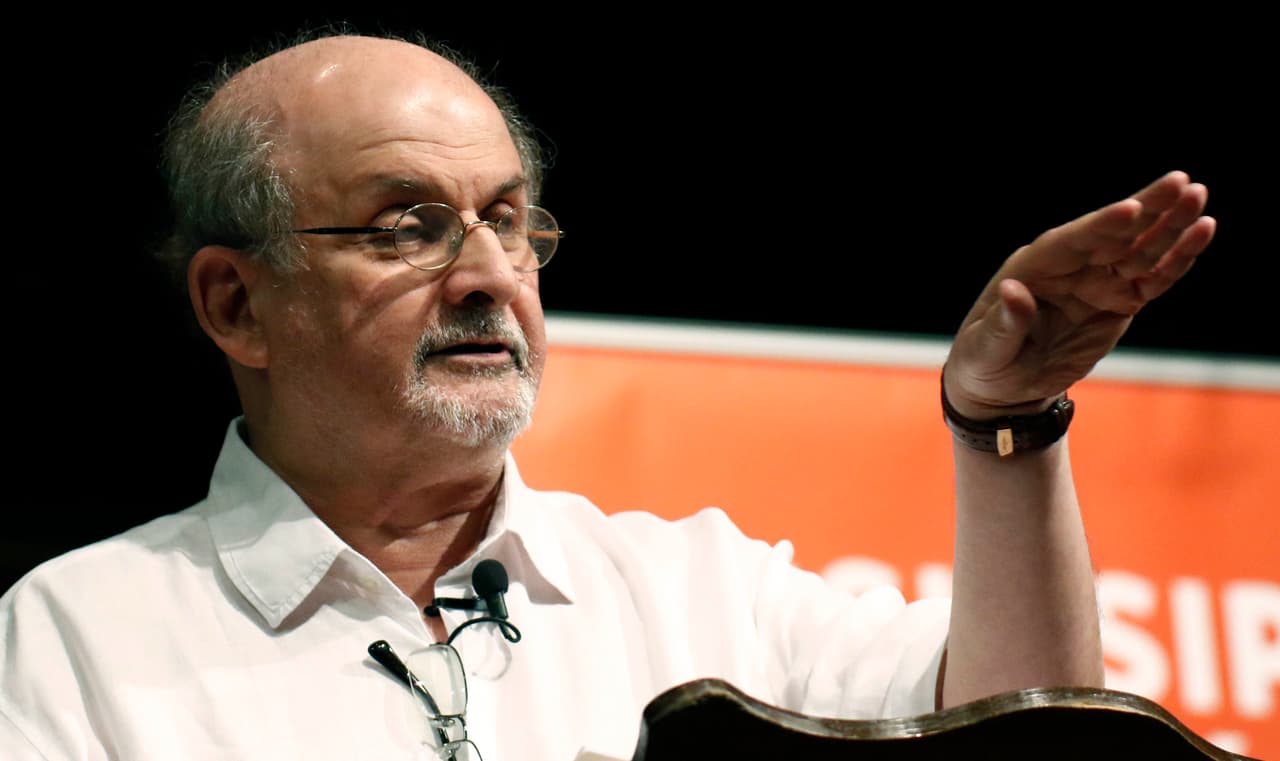 El autor Salman Rushdie, el autor cuya escritura provocó amenazas de muerte de Irán en la década de 1980, fue atacado el viernes mientras daba una conferencia en el oeste de Nueva York.