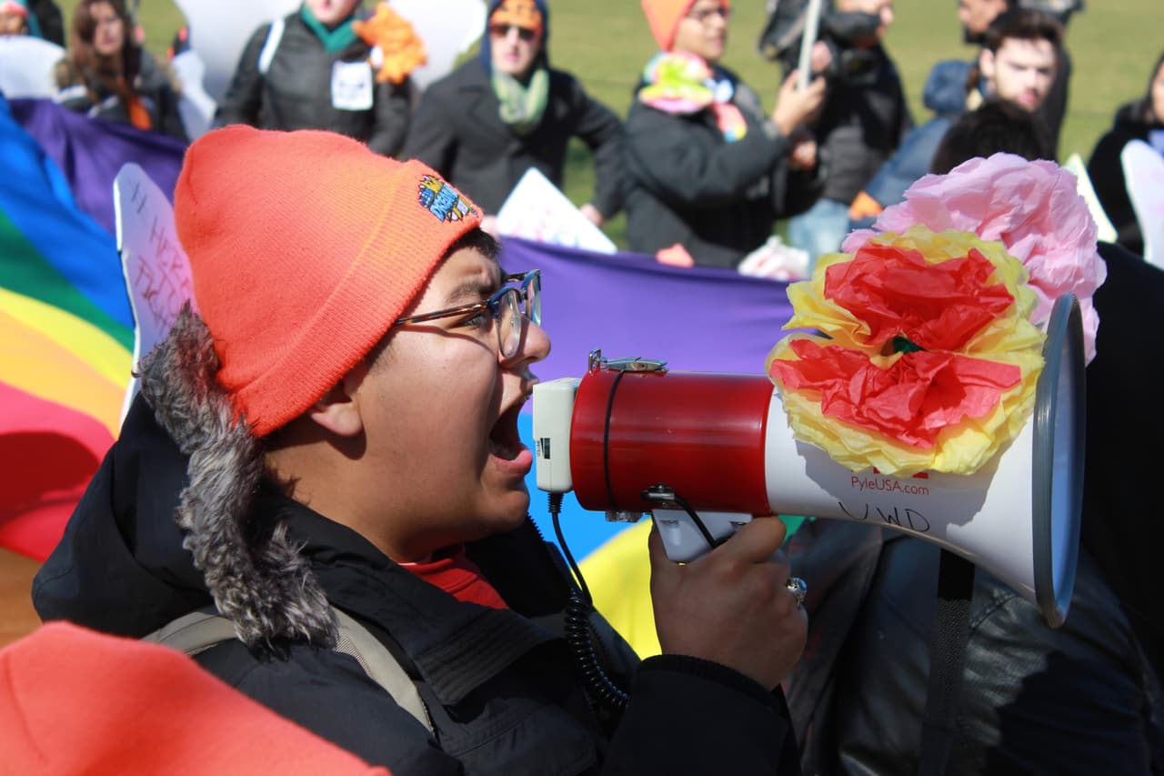 En poco más de cinco años de funcionamiento, DACA amparó de la deportación a unos 800,000 jóvenes indocumentados que entraron al país antes de cumplir los 16 años de edad y se les conoce como dreamers (soñadores). El programa incluye un permiso de trabajo temporal renovable cada dos años.