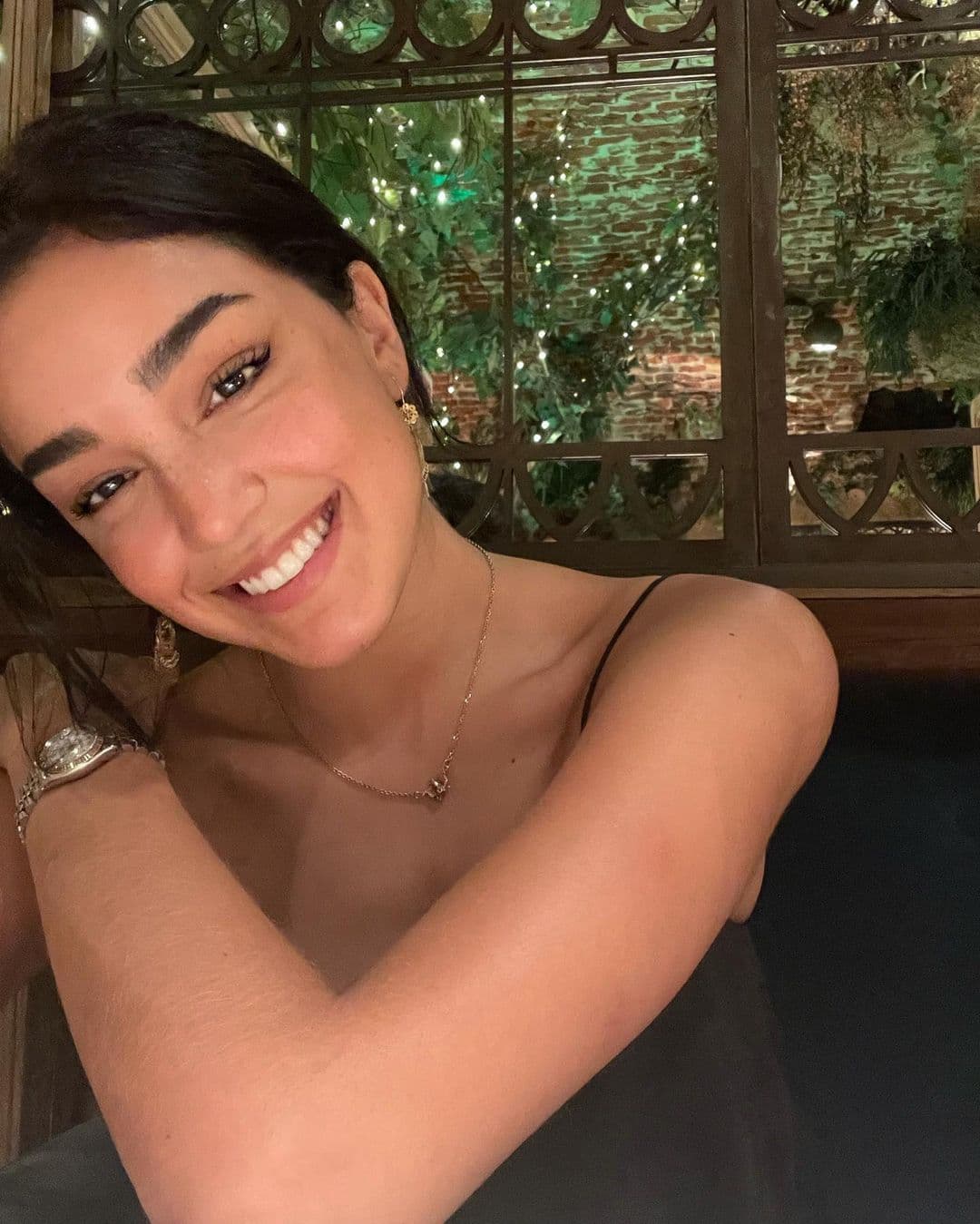 “El día que menos lo esperé, literalmente, por más que suene a cliché. Era ese preciso día que no quería salir, no tenía ganas de socializar y sólo me quería ir a dormir. Pero nos cruzamos en una reunión y aquí estamos ahora chicas”, contó en una de sus frecuentes trasmisiones en vivo en Instagram.