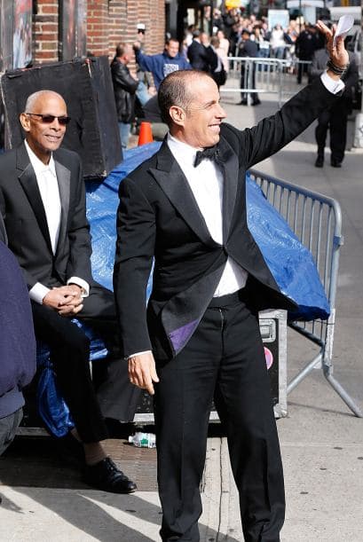 Jerry Seinfeld saludando a la gente