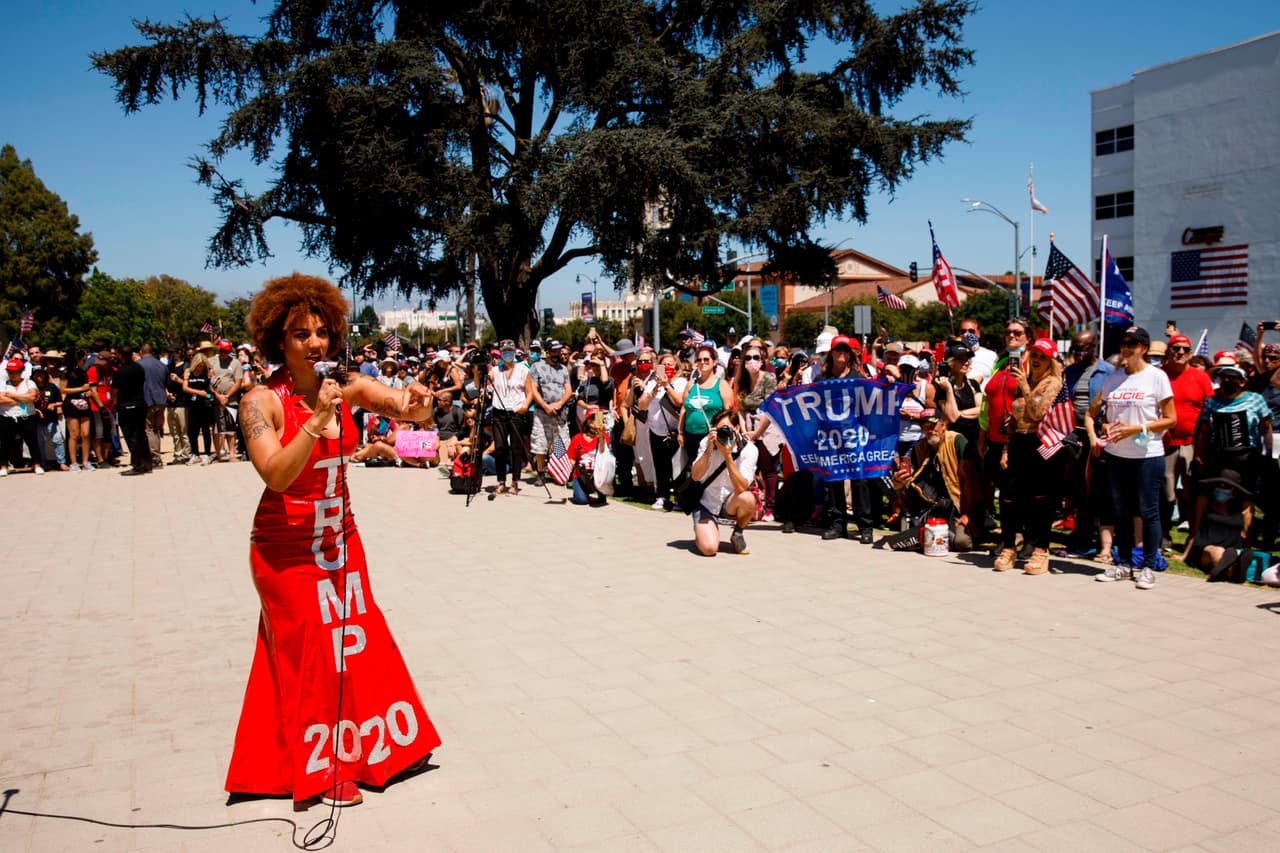 Los manifestantes portaban pancartas con la leyenda "Trump 2020", banderas estadounidenses y carteles que decían "Unidos estamos".
<br>
<br>Entre las personas que dieron su apoyo a la marcha en favor del presidente Trump estaban los actores Lorenzo Lamas, Scott Baio, la cantante Joy Villa (en la foto).
<br>