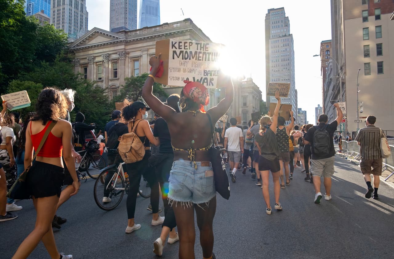 En 
<a href="https://www.univision.com/temas/nueva-york">Nueva York</a>, donde dos policías de Buffalo fueron acusados de asalto este sábado después de que un video los mostrara empujando a un manifestante de 75 años, los manifestantes marchan en el bajo Manhattan siguiendo el tono pacífico de todo el país.