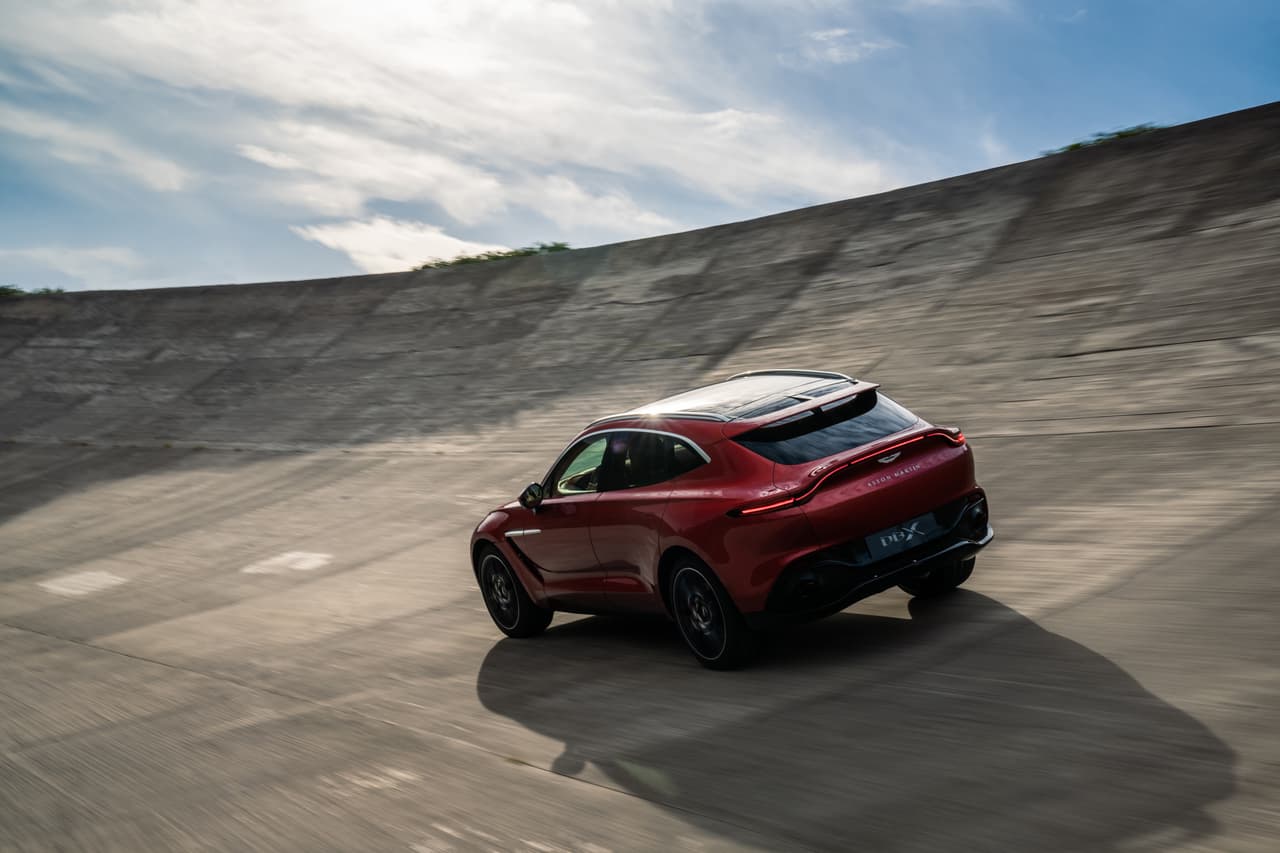 La Aston Martin DBX 2021 debuta en el Auto Show de Los Ángeles 2019.