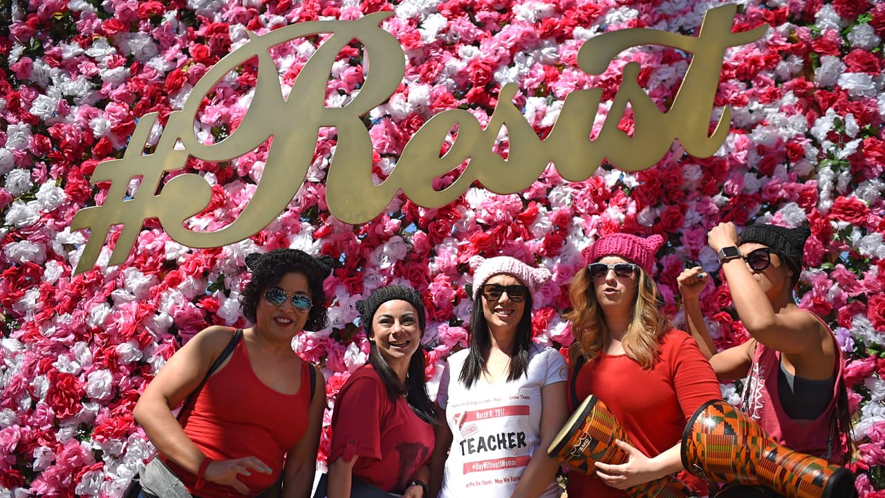 Cientos participan en el 'Día sin mujer' en Los Ángeles