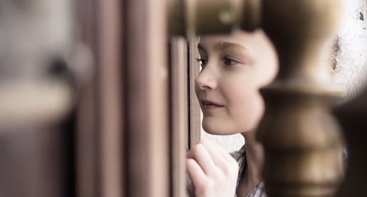 Niño hablando con desconocido a través de la puerta