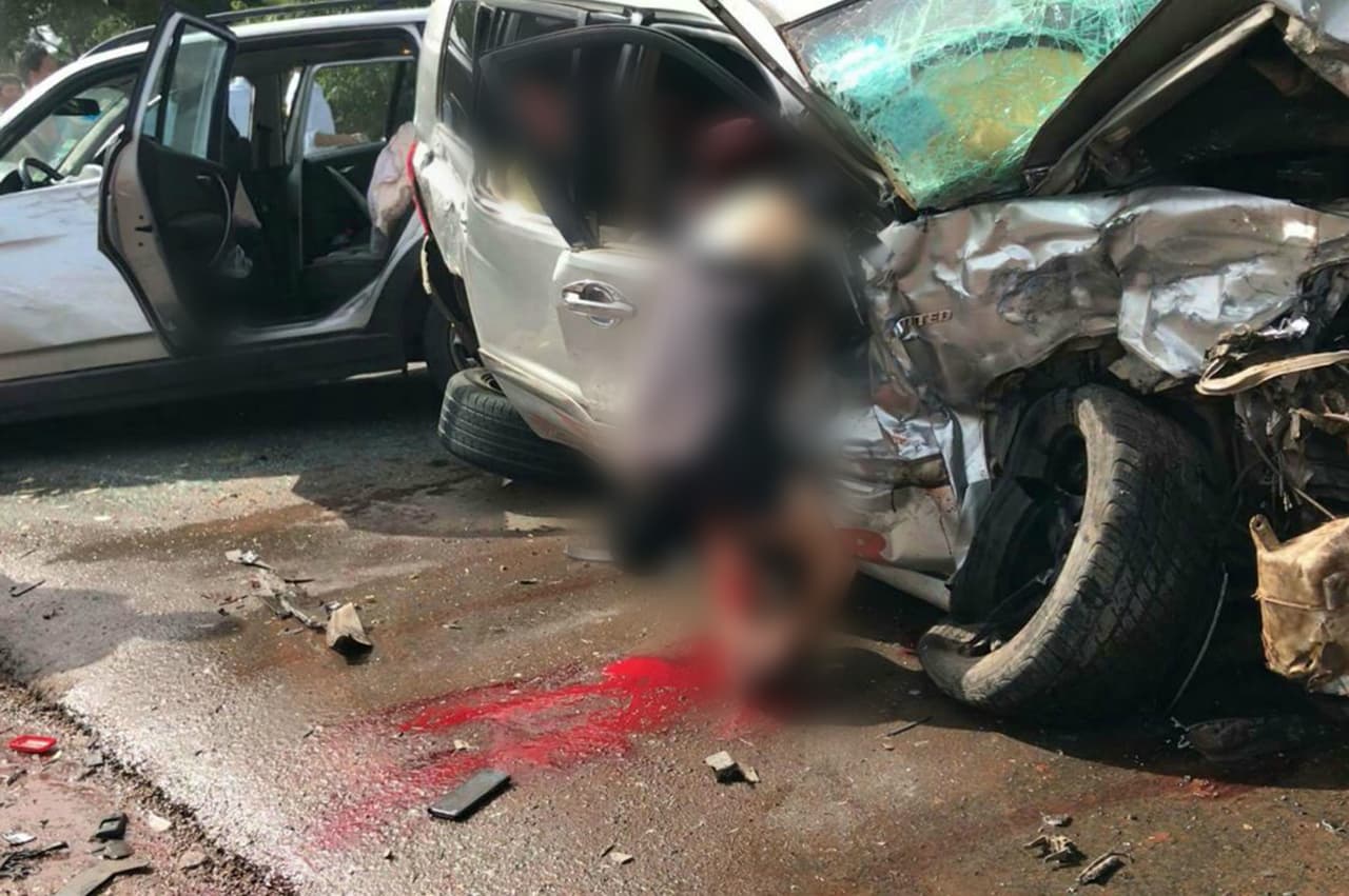 Dos pasajeros de la camioneta con la que chocó la del príncipe Norodom Ranariddh sufrieron traumas en sus cuerpos. Uno de ellos, ensangrentado, intentó abandonar el vehículo por la ventanilla.