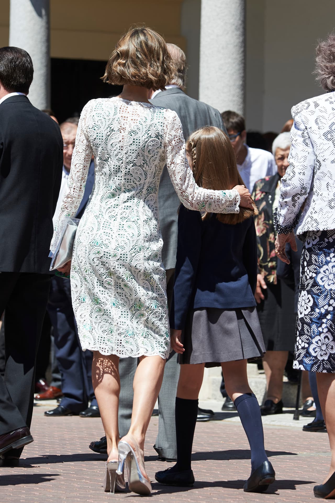 La Reina Letizia demuestra que está en tendencia y le gusta adaptar la moda a su propio estilo.