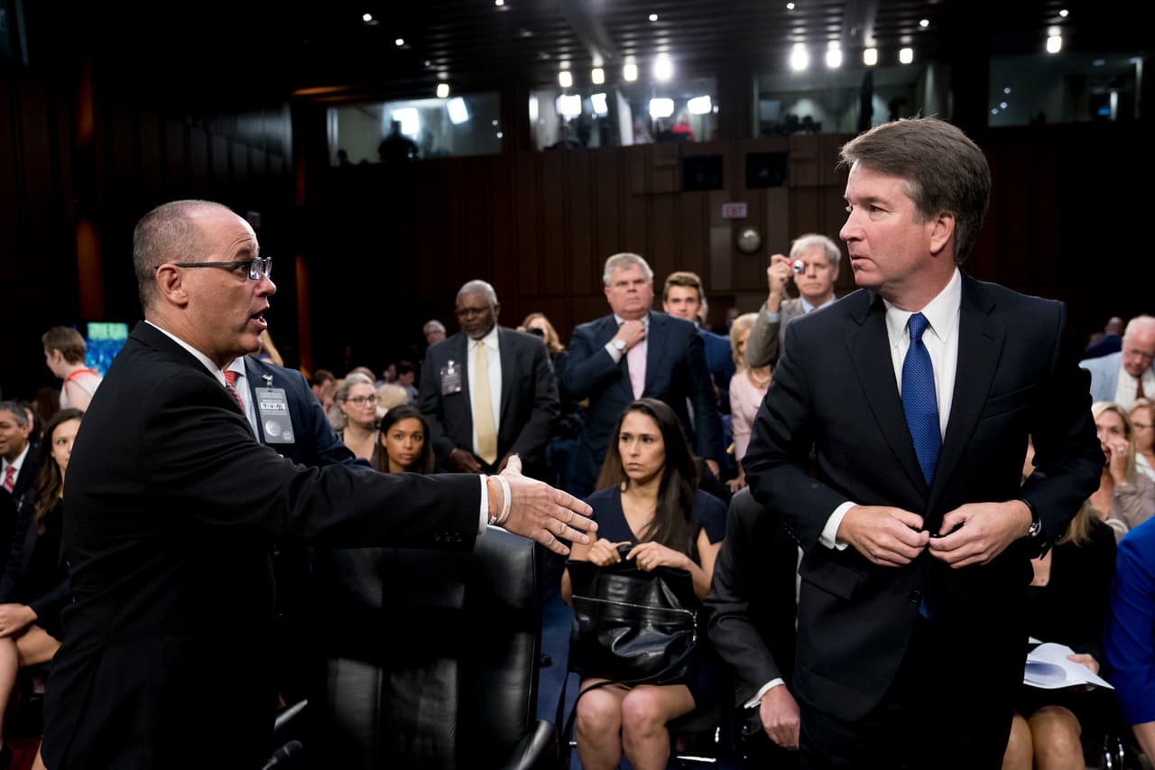 Un momento de confusión se vivió cuando Fred Guttenberg, padre de Jamie Guttenberg, uno de los jóvenes asesinados en el tiroteo de la secundaria Stoneman Douglas de Parkland, Florida, intentó estrechar la mano Kavanaugh.