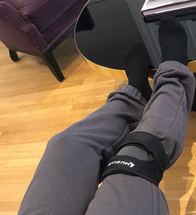 La tarde de este 27 de septiembre a su llegada a Argentina, Ana Gabriel compartió esta fotografía donde se aprecia que está 
<b>usando una rodillera</b> en una de sus piernas.
<br>