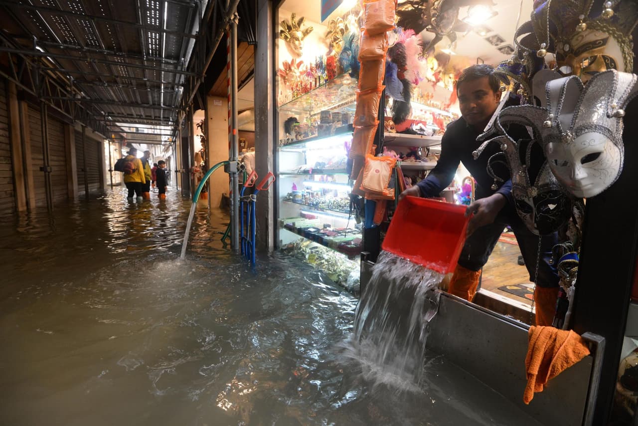 Algunos dueños de negocios han tenido que sacar el agua de sus locales manualmente.