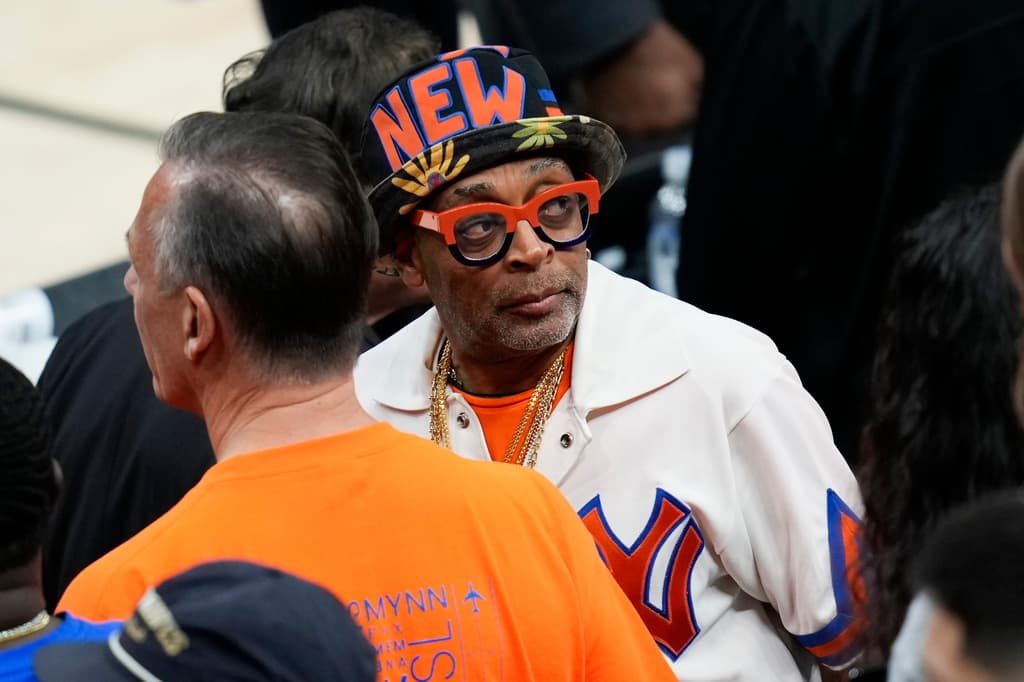 Aunque nació en Atlanta, 
<b>Spike Lee se crió en Brooklyn</b>, en la ciudad de Nueva York. El cineasta ganador del Oscar recuerda haber ido de niño, junto a su papá, al 
<b>Madison Square Garden</b>, para ver a los Knicks.
<br>
<br>¿Fan de hueso colorado? Sin duda alguna. En entrevista con Gayle King, el cineasta aseguró que 
<b>los Knicks se coronarán campeones de la NBA, en 6 partidos</b>.