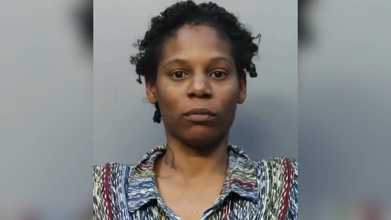 Arrestan a una mujer que insultó y golpeó al empleado de un gimnasio: todo quedó en video