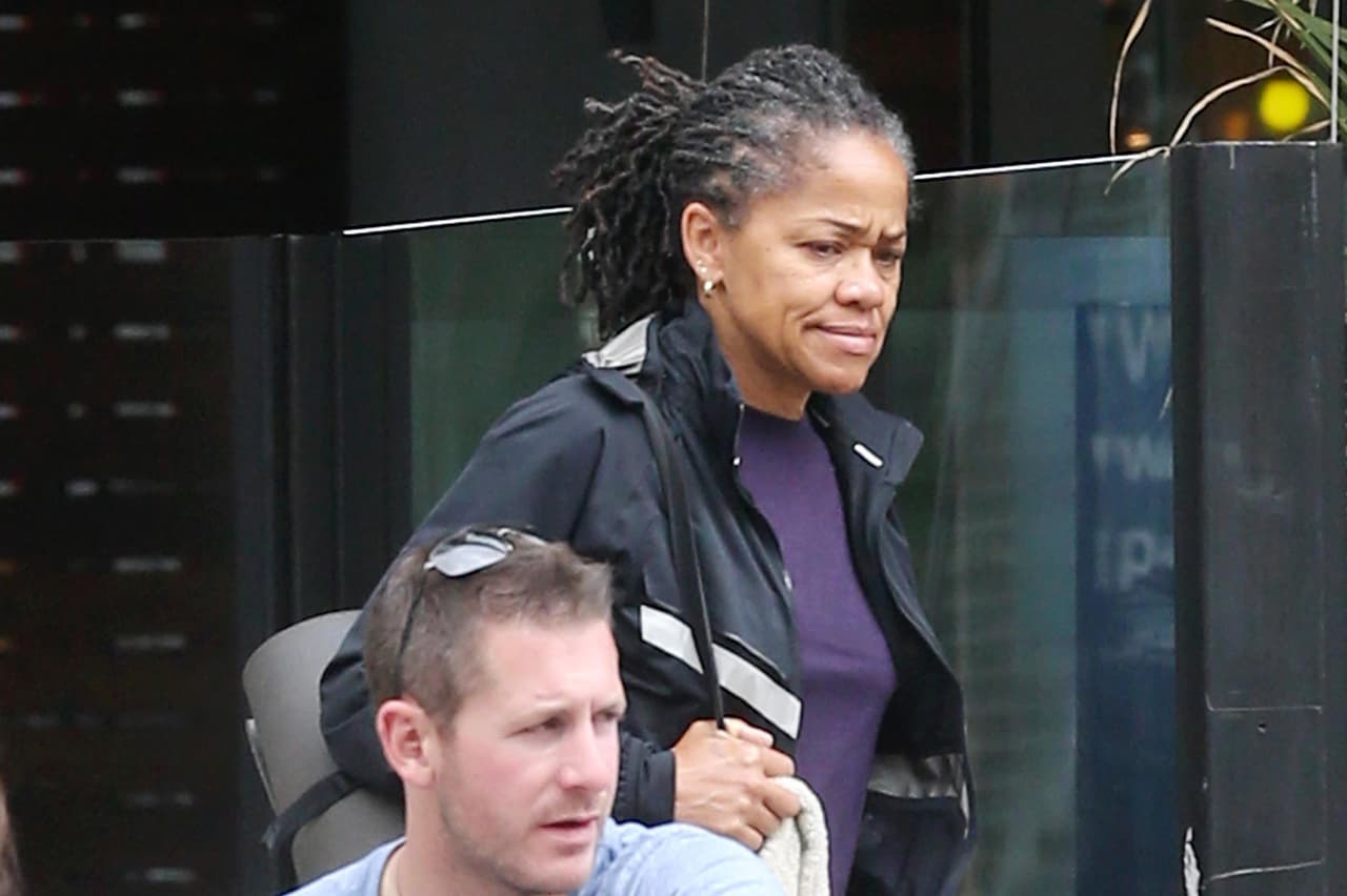 Según varios 
<b><a href="https://www.usmagazine.com/celebrity-news/news/meghan-markles-mom-doria-ragland-quits-job-before-royal-wedding/">reportes</a>,</b> Ragland dejó su trabajo en una clínica de salud mental en la ciudad californiana, aunque considera ejercer de forma privada y enfocarse en los pacientes de la tercera edad.