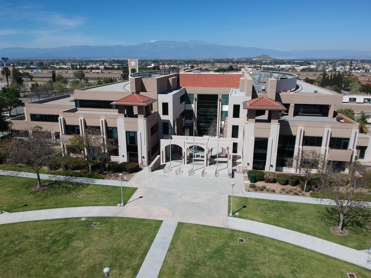 <b>Corona</b>, en el condado de Riverside, se encuentra en el puesto 27 del listado.
<br>
<br>
<b>Población:</b> 169,164
<br>
<b>Salario promedio: </b>$73,594
<br>
<b>Tasa de crimen violento: </b>1.32 por cada mil habitantes
<br>
<b>Tasa de crimen a la propiedad: </b>19.49 por cada mil habitantes
<br>
<br>